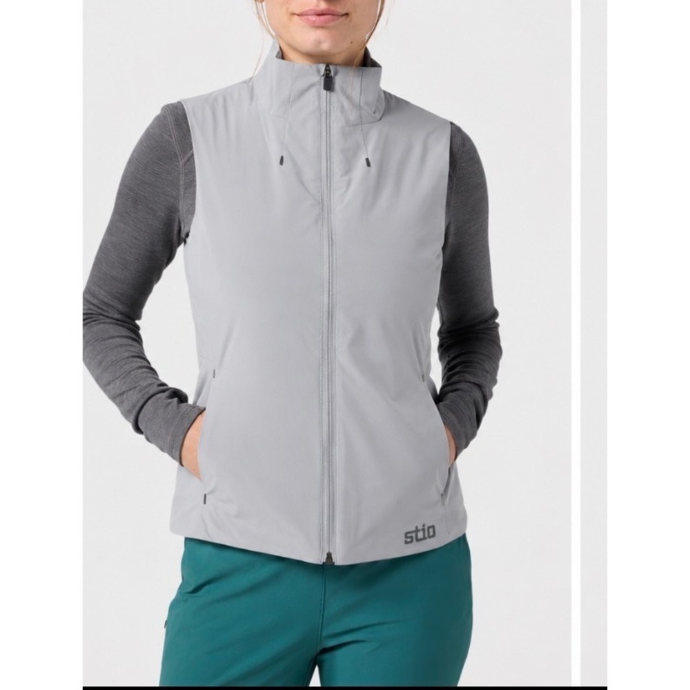 Stio Fernos Insulated Vest Women medium Light Gray PeakFill Stretch Hiking